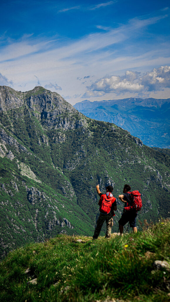 Osservando le Alpi Apuane dalla vetta